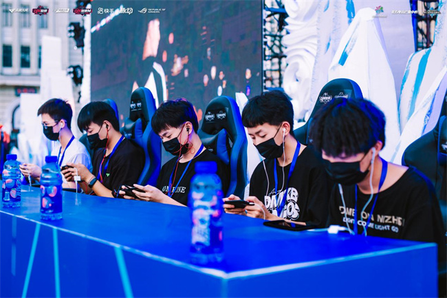 愈发激烈的 愈发激烈的